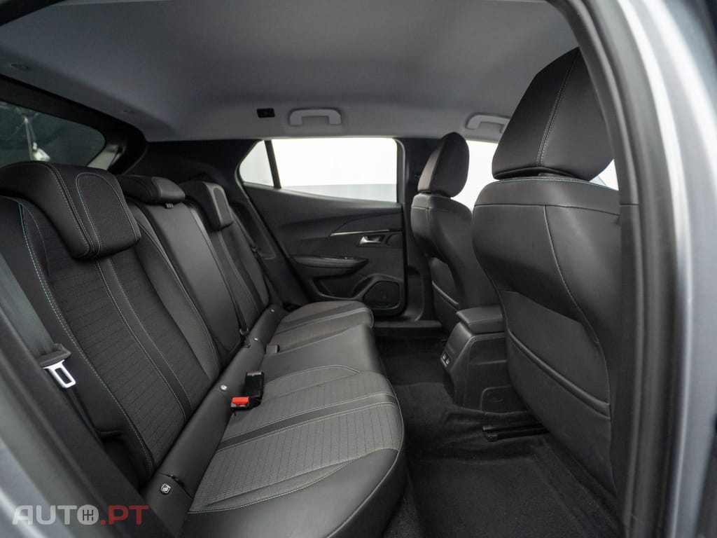 Peugeot E-2008 50 kWh Allure Pack
