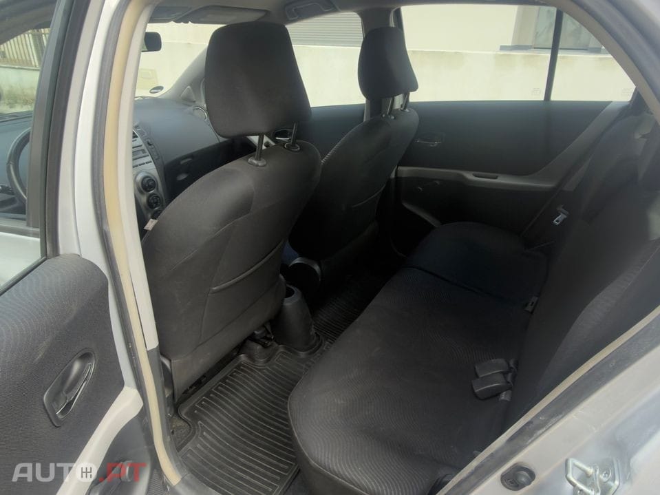 Toyota Yaris 1.4 D-4D Comfort+AC+VSC — fotografia 4