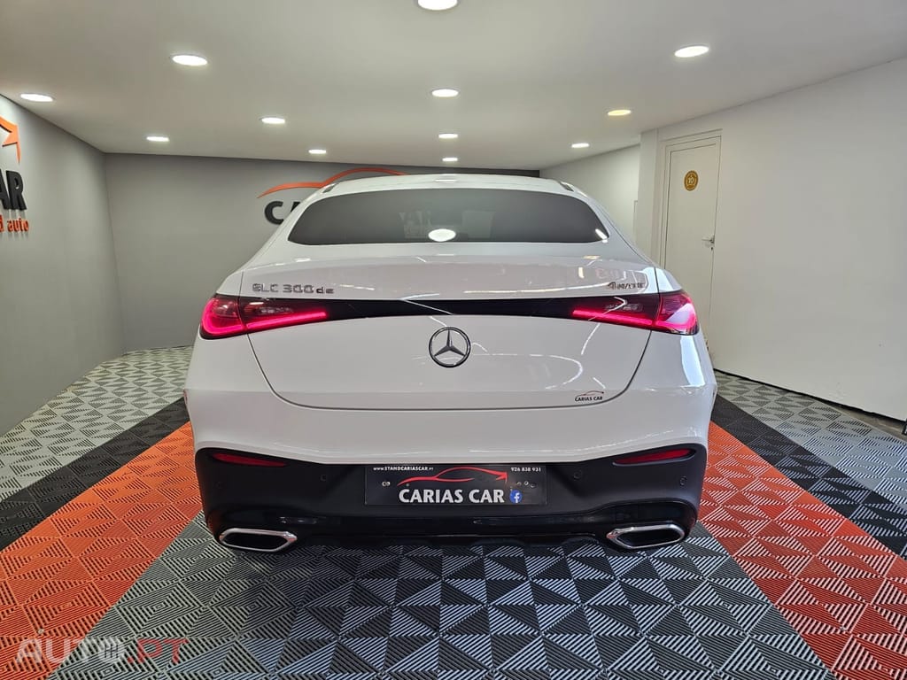Mercedes-Benz GLC 300 de 4MATIC Coupé AMG Line — fotografia 4