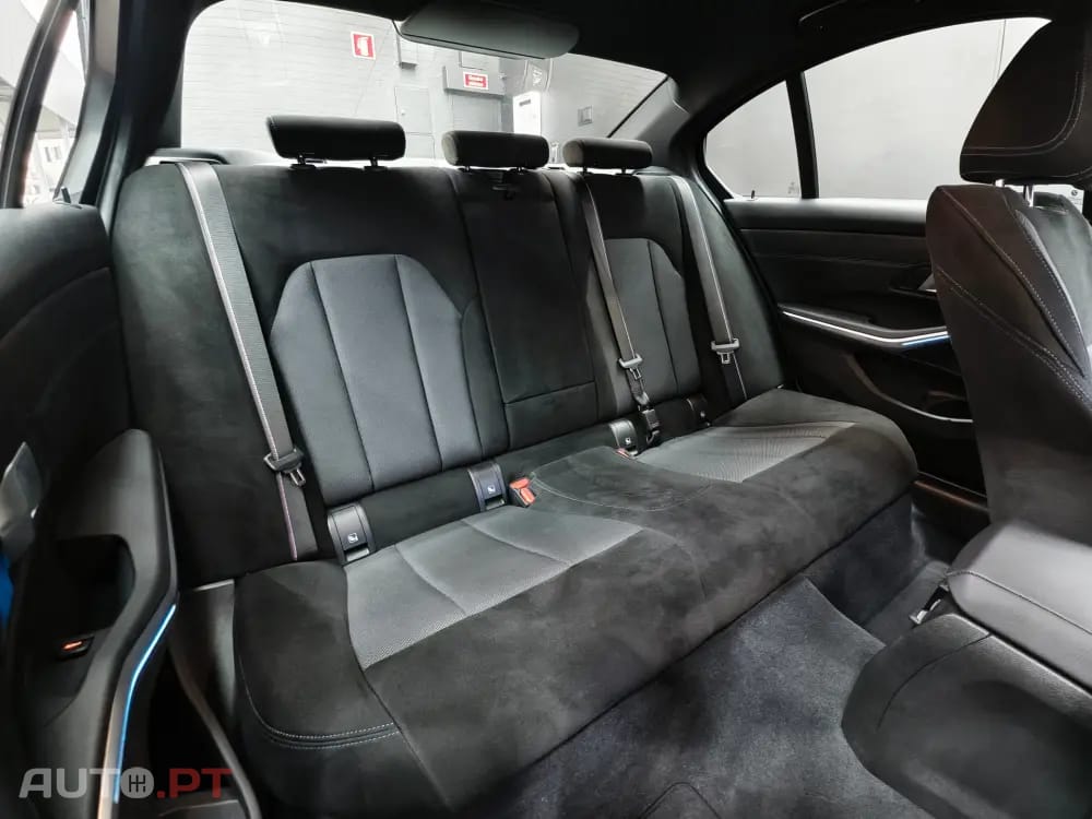 BMW 330 e Pack Desportivo M Pro Auto