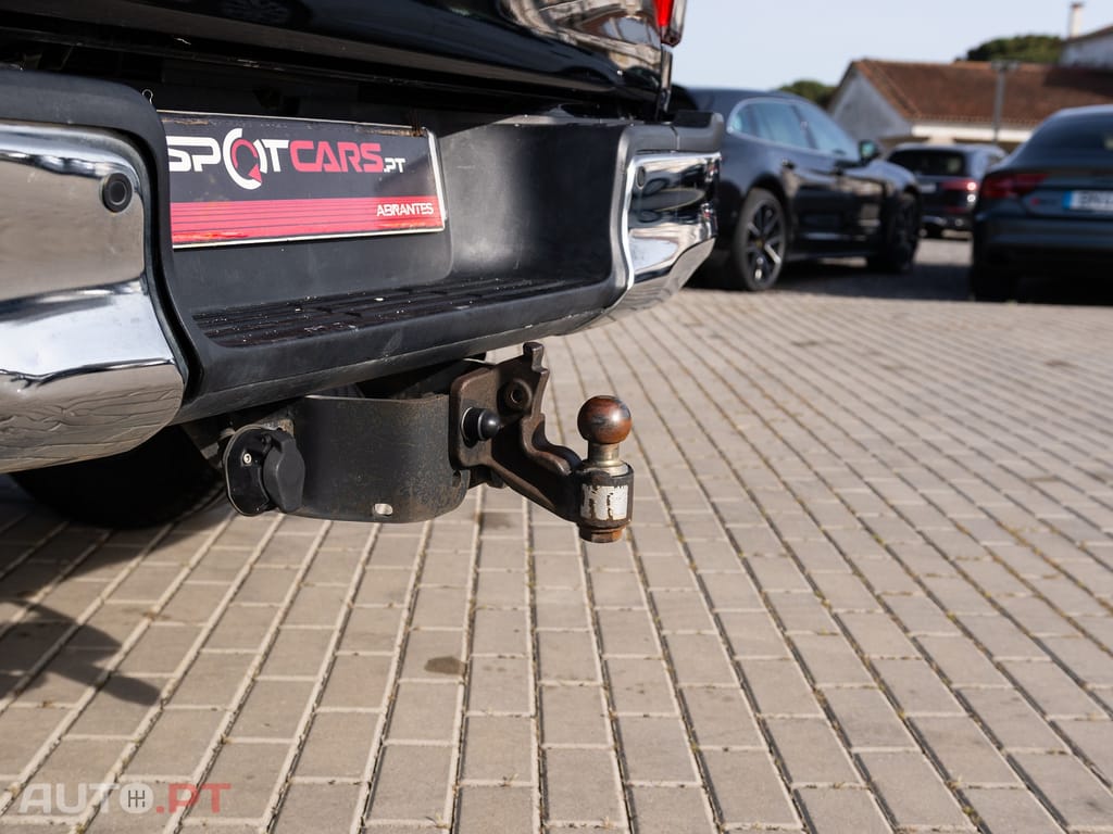 Toyota Hilux 2.4 D-4D 4WD CD Tracker S CA