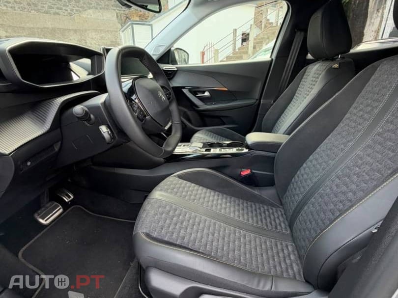 Peugeot E-2008 50 kWh Active