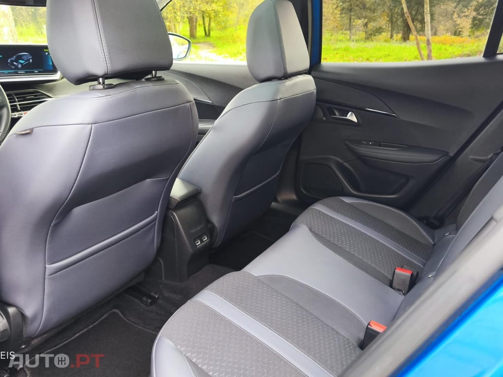 Peugeot E-2008 50 kWh Allure Pack