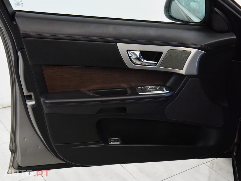 Jaguar XF 2.7 D V6 Luxury
