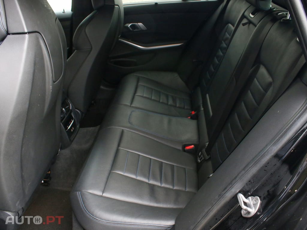 BMW 330 e Touring Pack Desportivo M Auto