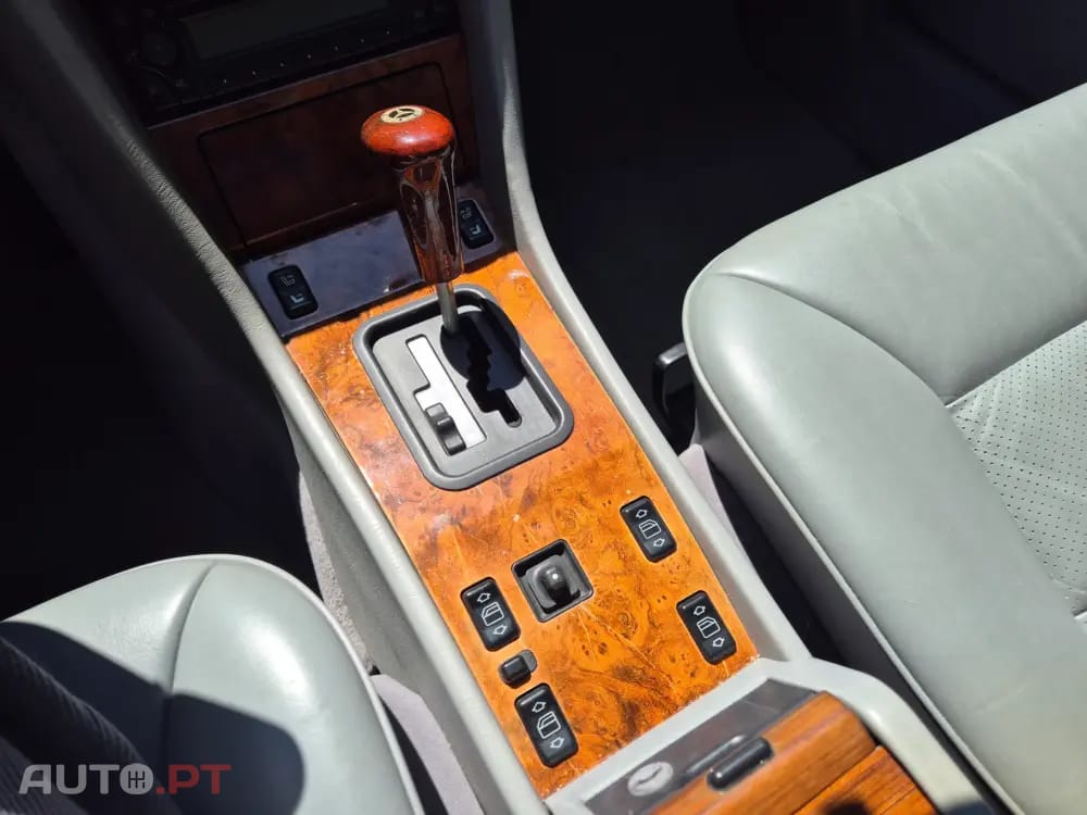 Mercedes-Benz 230 Outro