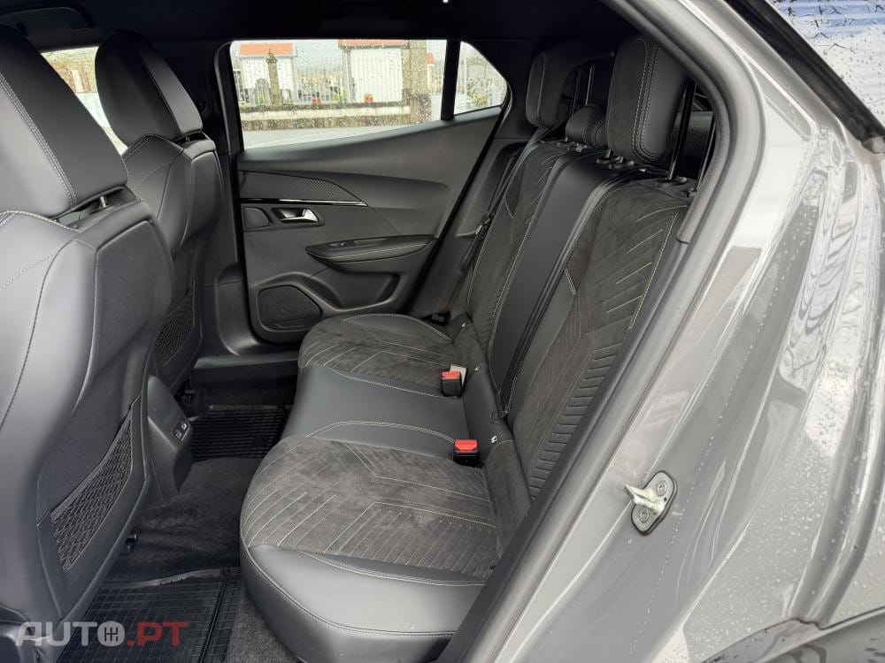 Peugeot E-2008 54 kWh GT