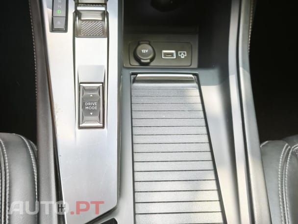 Peugeot 308 1.6 Hybrid Allure Pack e-EAT8 — fotografia 30