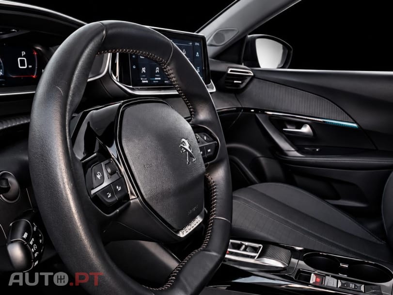 Peugeot E-2008 50 kWh Allure Pack