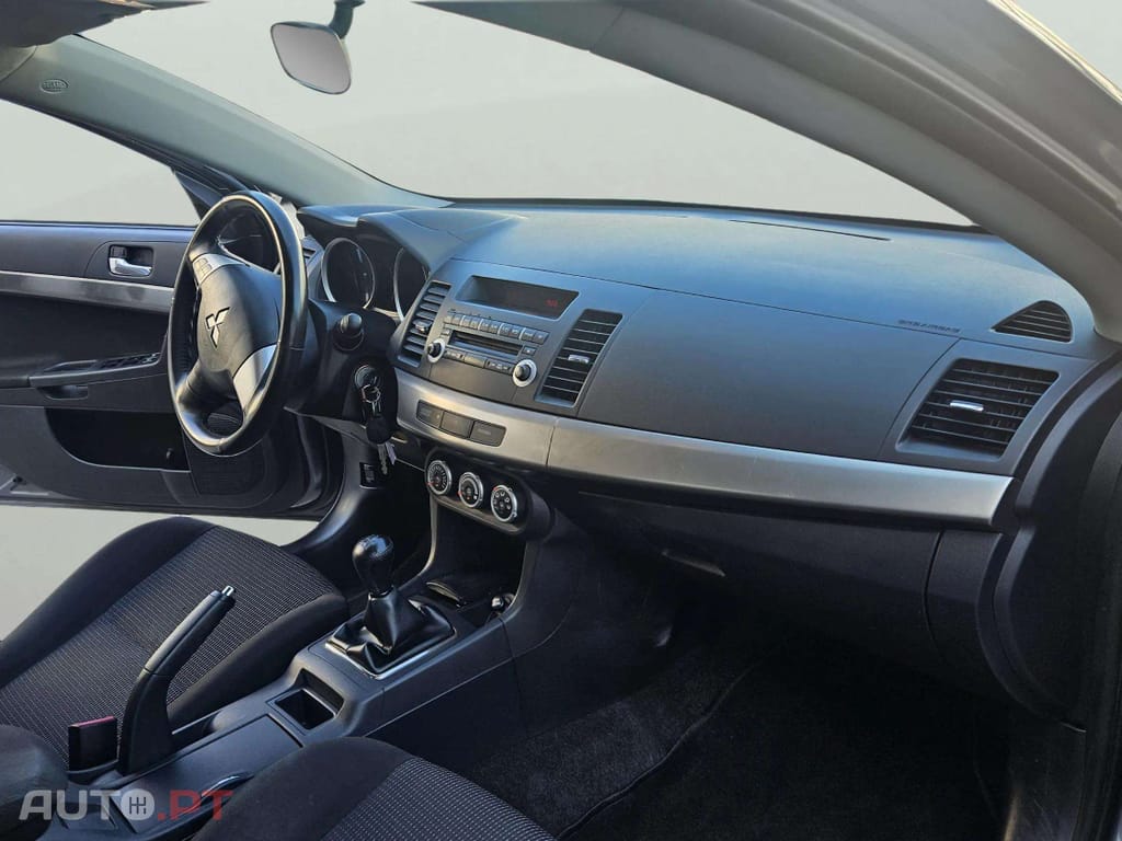 Mitsubishi Lancer 1.5 Invite