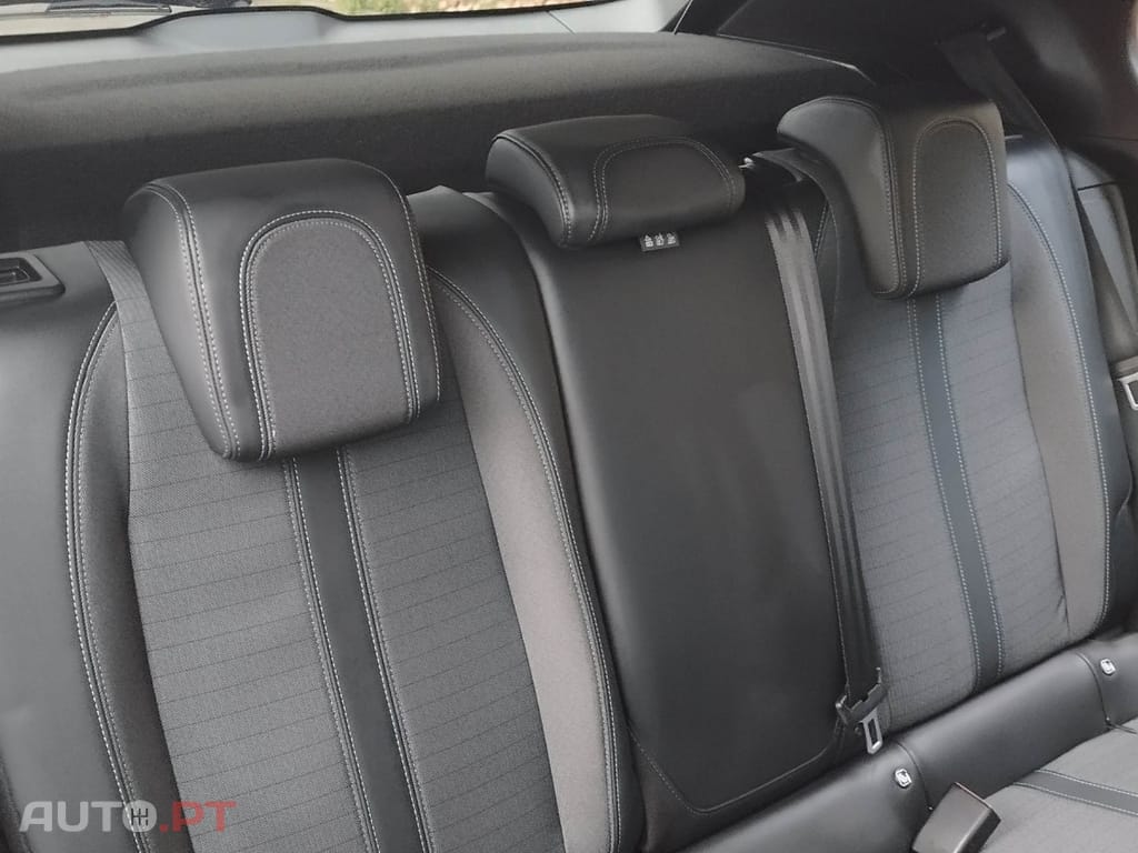 Peugeot E-2008 50 kWh Allure