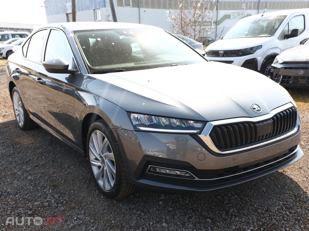 Skoda Octavia PHEV 204CV DSG CAM KEYLESS JANTES18 ASSENTOS AQUECIDOS NOVO 10 KM