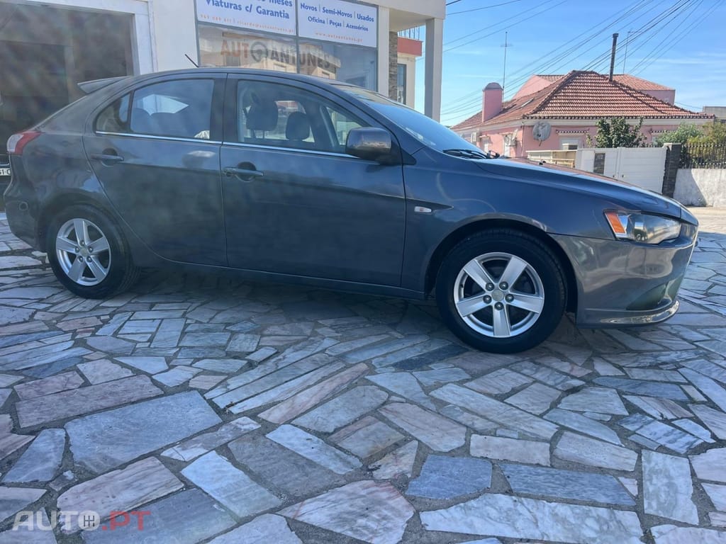 Mitsubishi Lancer 1.5 Invite — fotografia 5