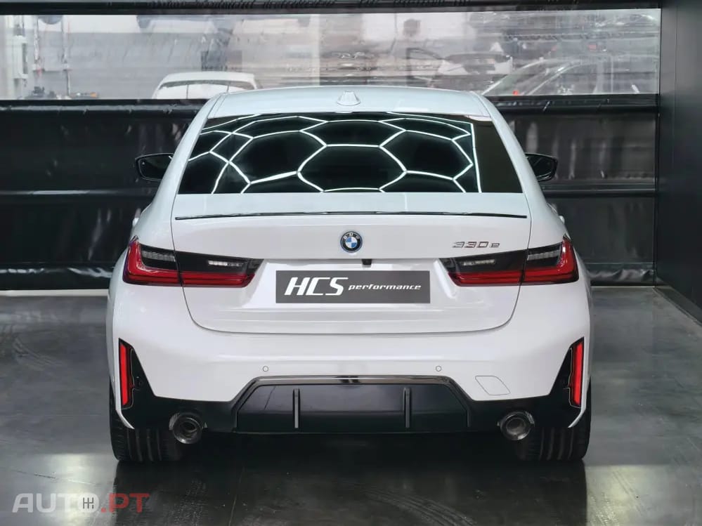 BMW 330 e Pack Desportivo M Pro Auto