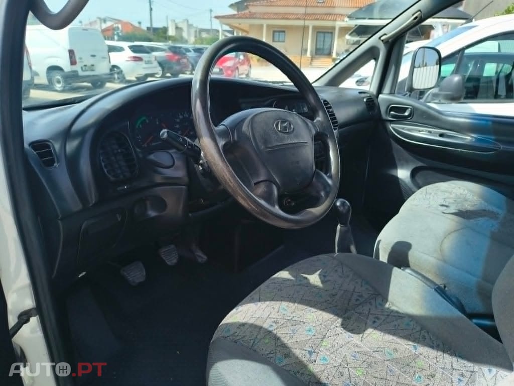 Hyundai H-1 Starex caixa aberta com rodado duplo