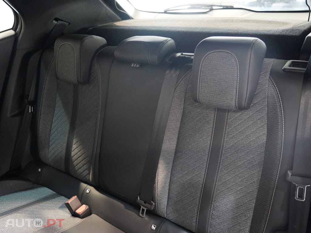 Peugeot 2008 1.2 PureTech Allure EAT8