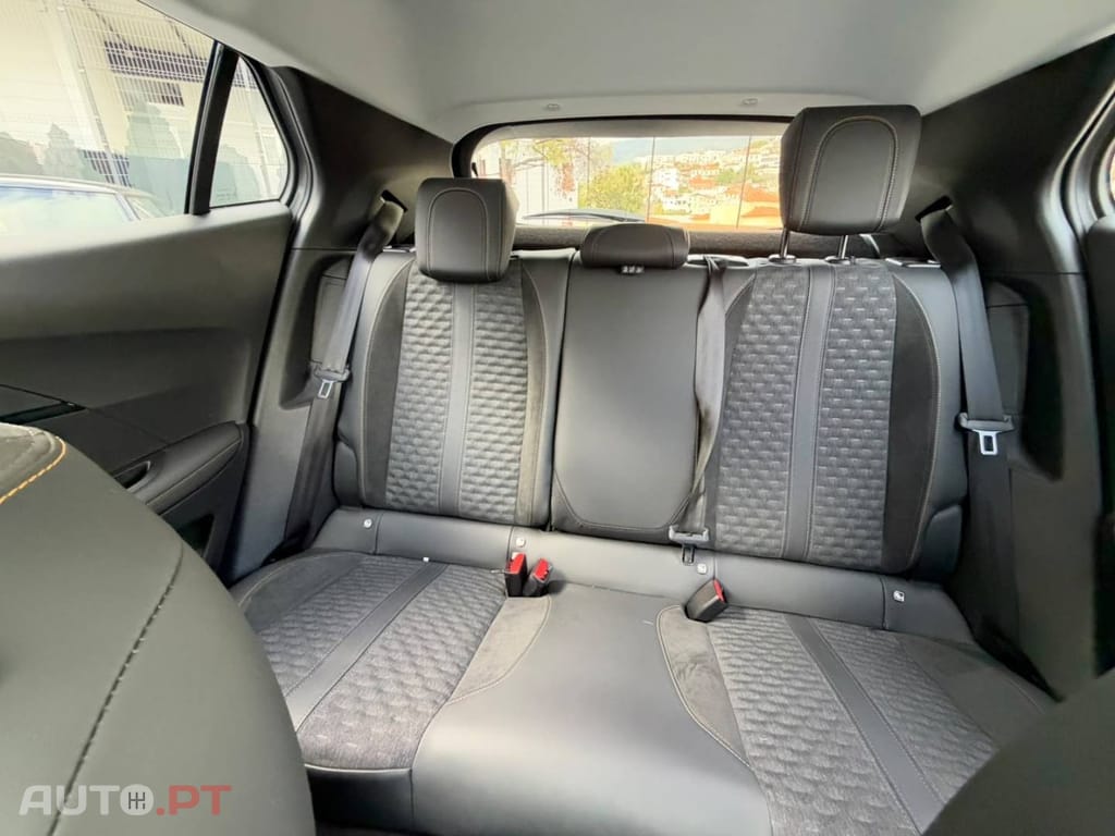 Peugeot E-2008 50 kWh Active