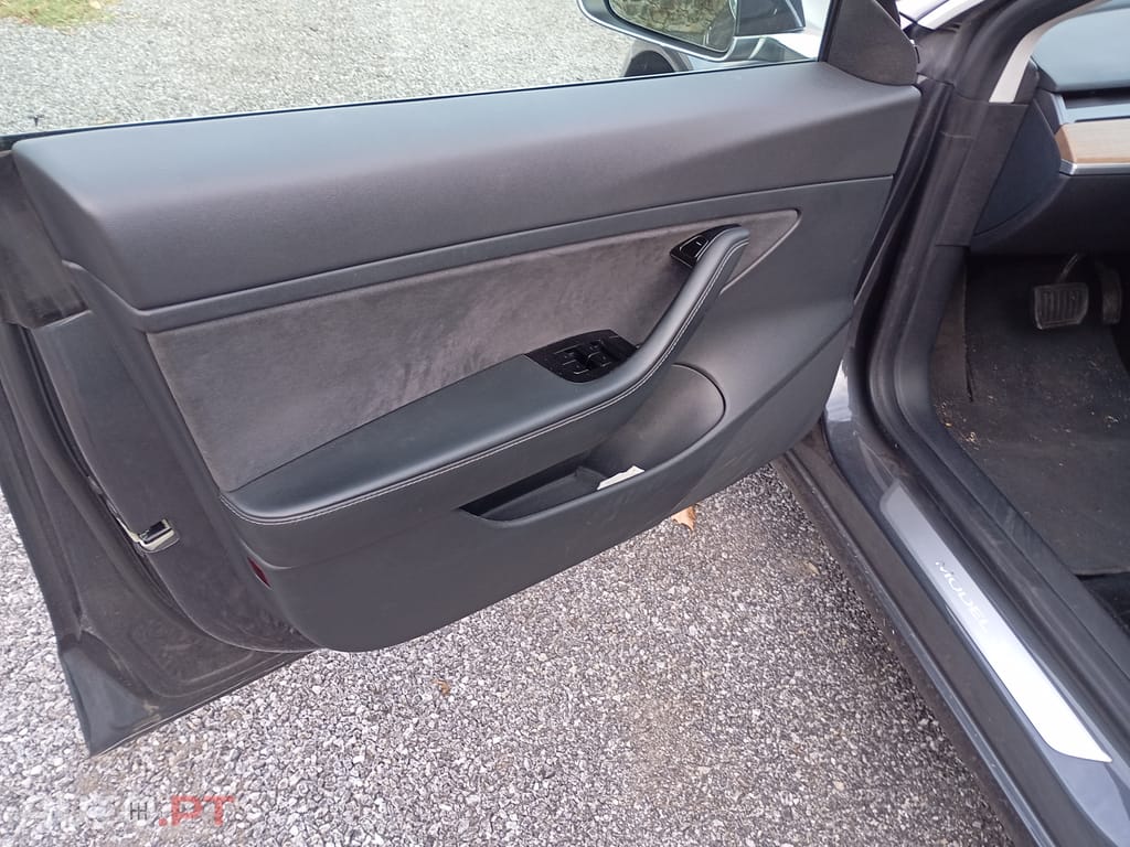 Tesla Model 3 SR+