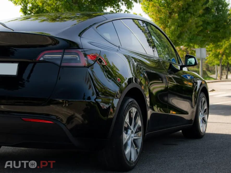 Tesla Model Y RWD — fotografia 10