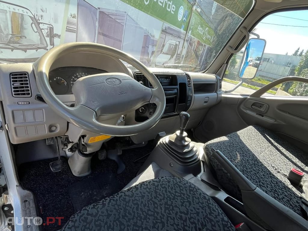 Toyota Dyna 3.0 D4D  6 LUGARES BASCULA