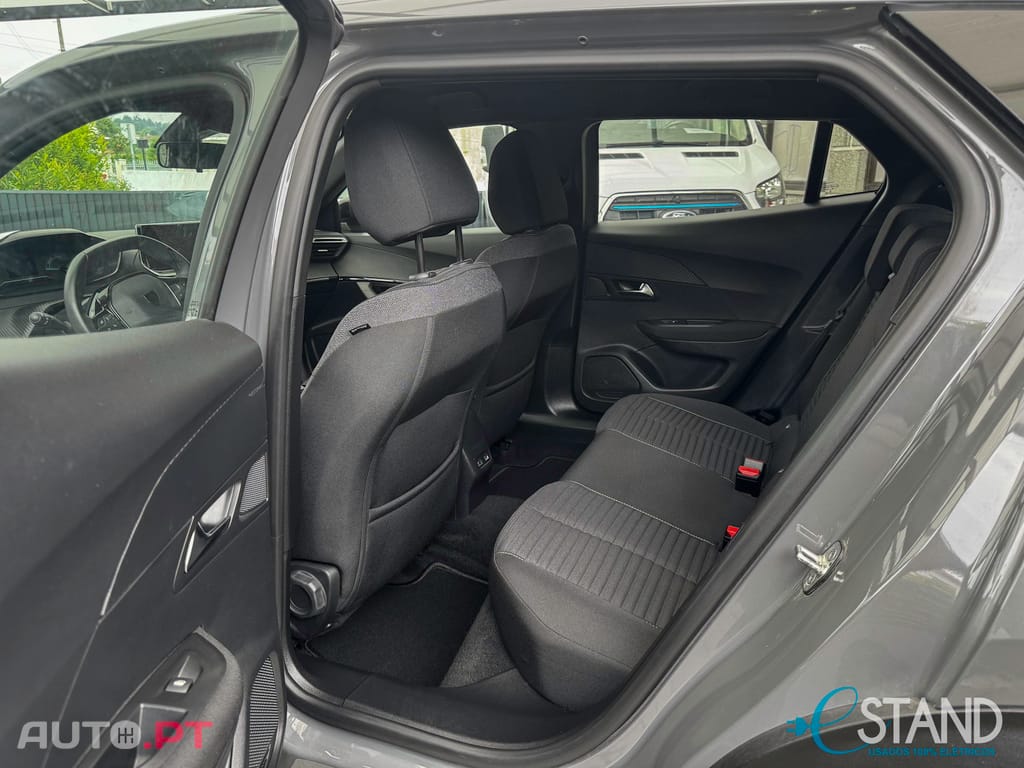 Peugeot E-2008 Active