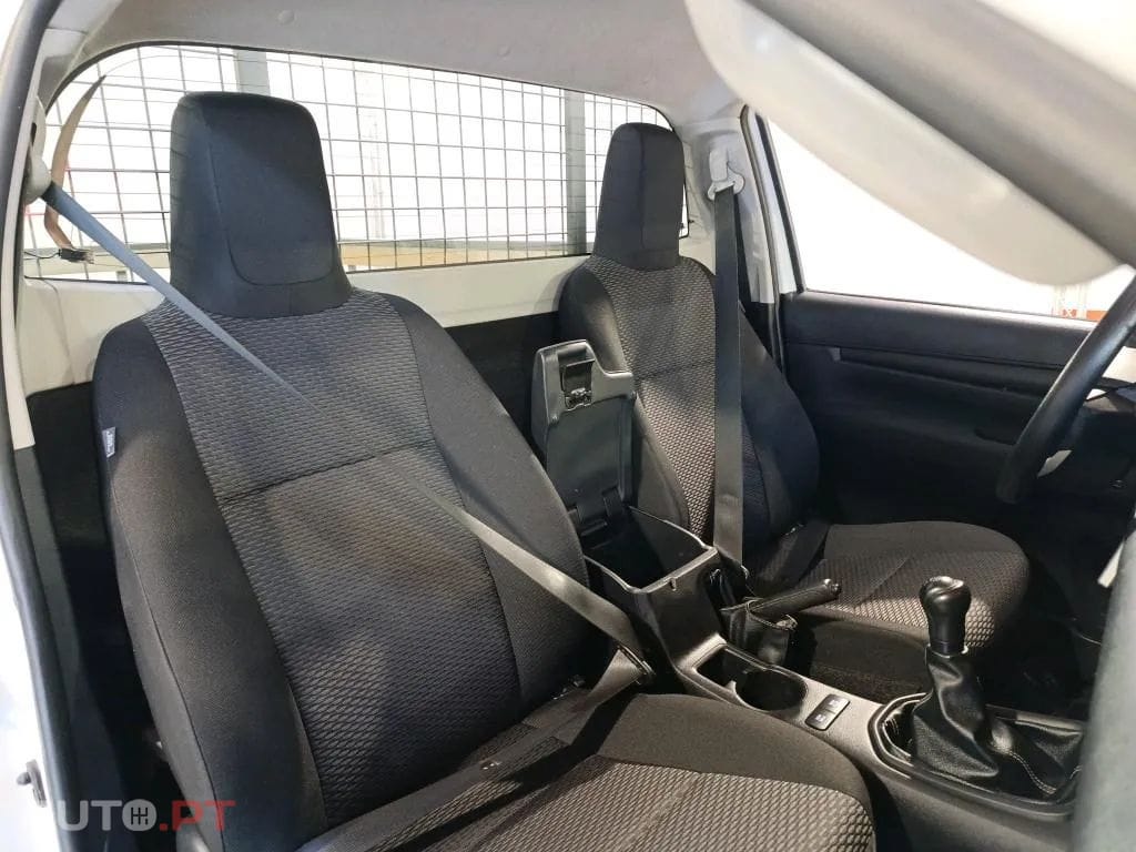 Toyota Hilux 2.4 D-4D 2WD CE