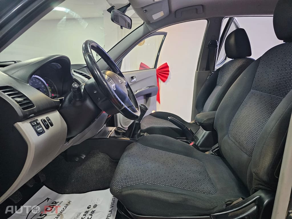 Mitsubishi L200 2.5 DI-D CD Invite AC 4WD