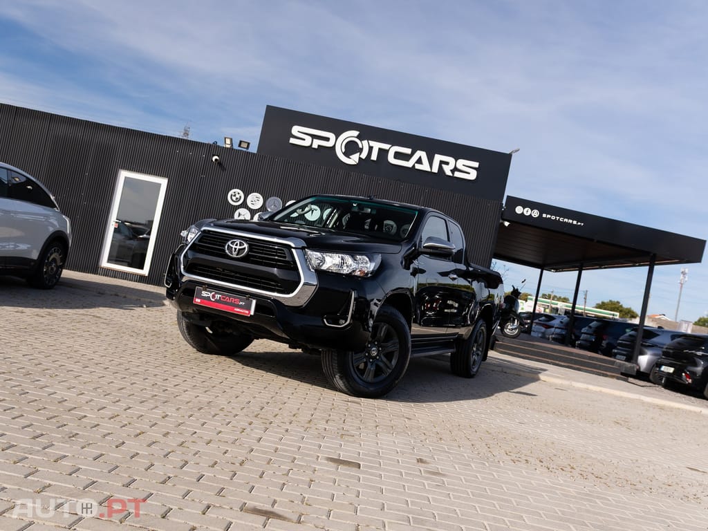 Toyota Hilux 2.4 D-4D 4WD CD Tracker S CA