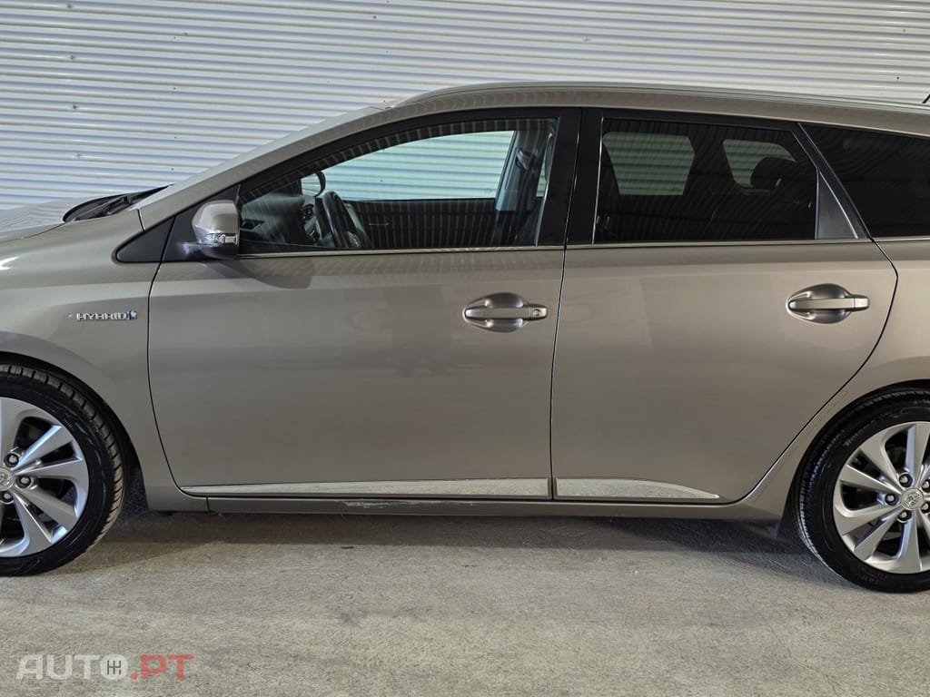 Toyota Auris Touring Sports 1.8 HSD Exclusive - Adaptada A Pessoas Com Mobilidade Reduzida