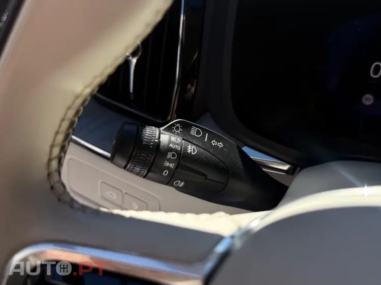 Volvo XC 60 2.0 T6 PHEV Core AWD — fotografia 19