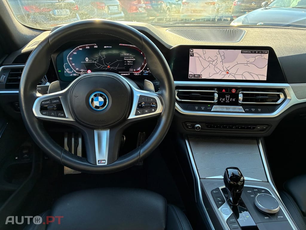 BMW 330 e Touring Pack M Auto — fotografia 19