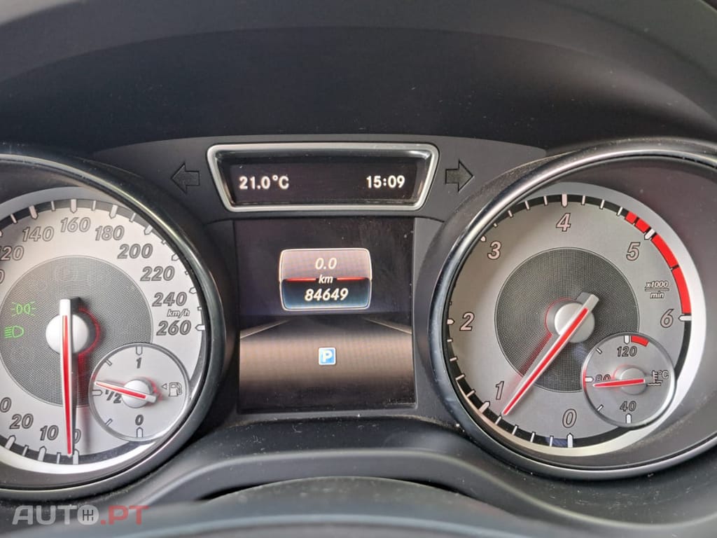 Mercedes-Benz CLA 180 BlueEFFICIENCY) Urban