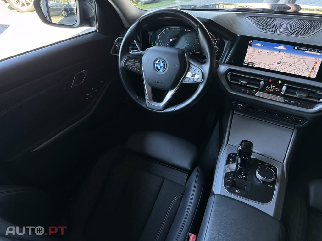 BMW 330 e Touring Auto