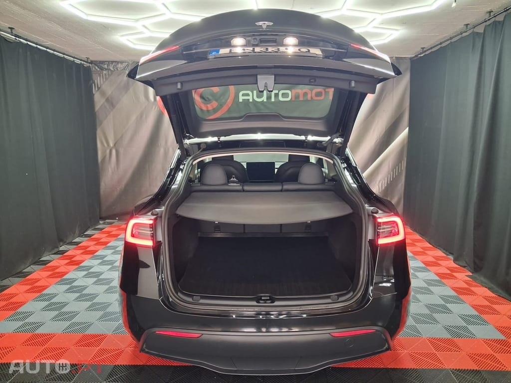 Tesla Model Y Long-Range RWD