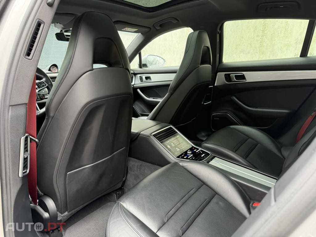 Porsche Panamera 4 E-Hybrid Platinum Edition