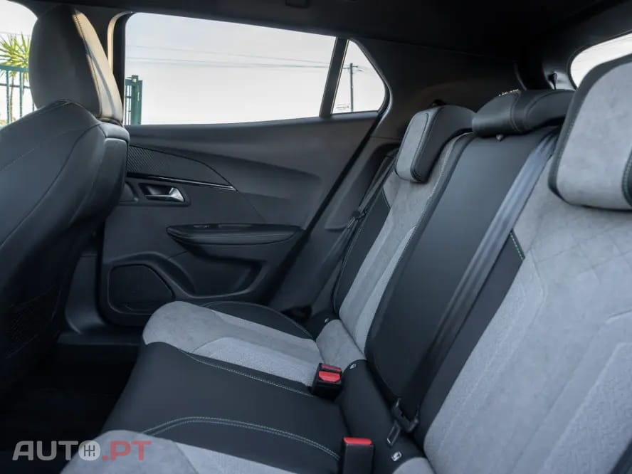 Peugeot E-2008 50 kWh GT