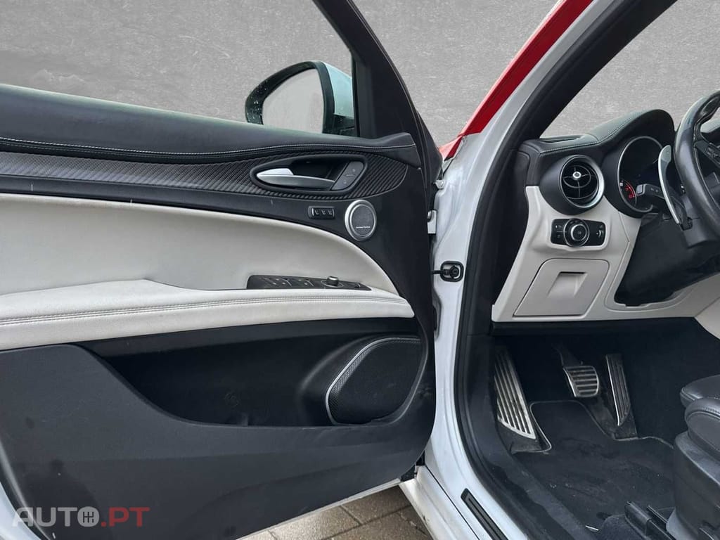 Alfa Romeo Stelvio V6 2.9 Bi-Turbo AT8-Q4 Quadrifoglio