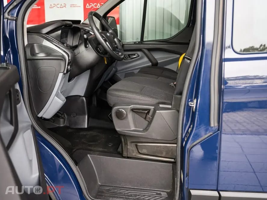 Ford Transit Custom Adaptada p/ 3 cadeiras de rodas
