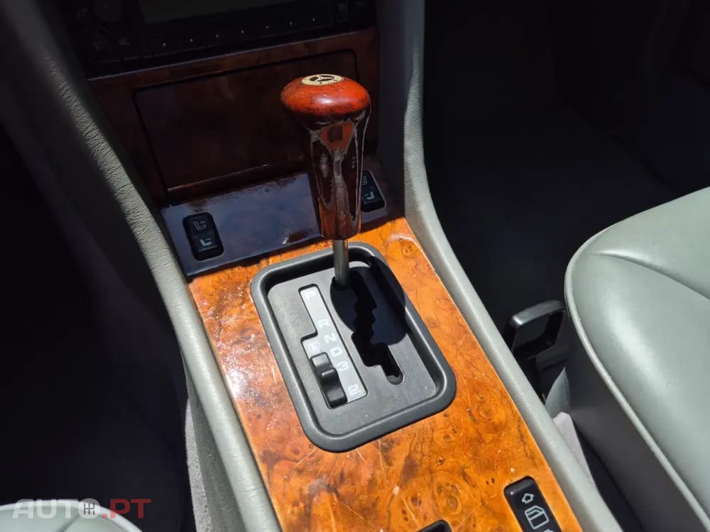 Mercedes-Benz 230 Outro