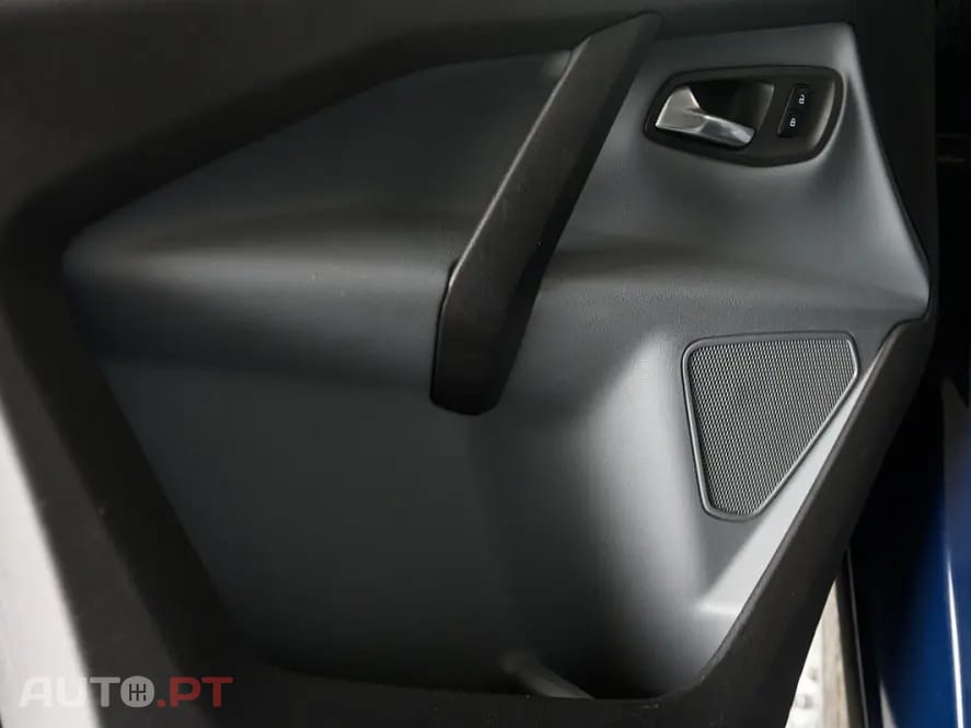 Ford Transit Custom Adaptada p/ 3 cadeiras de rodas
