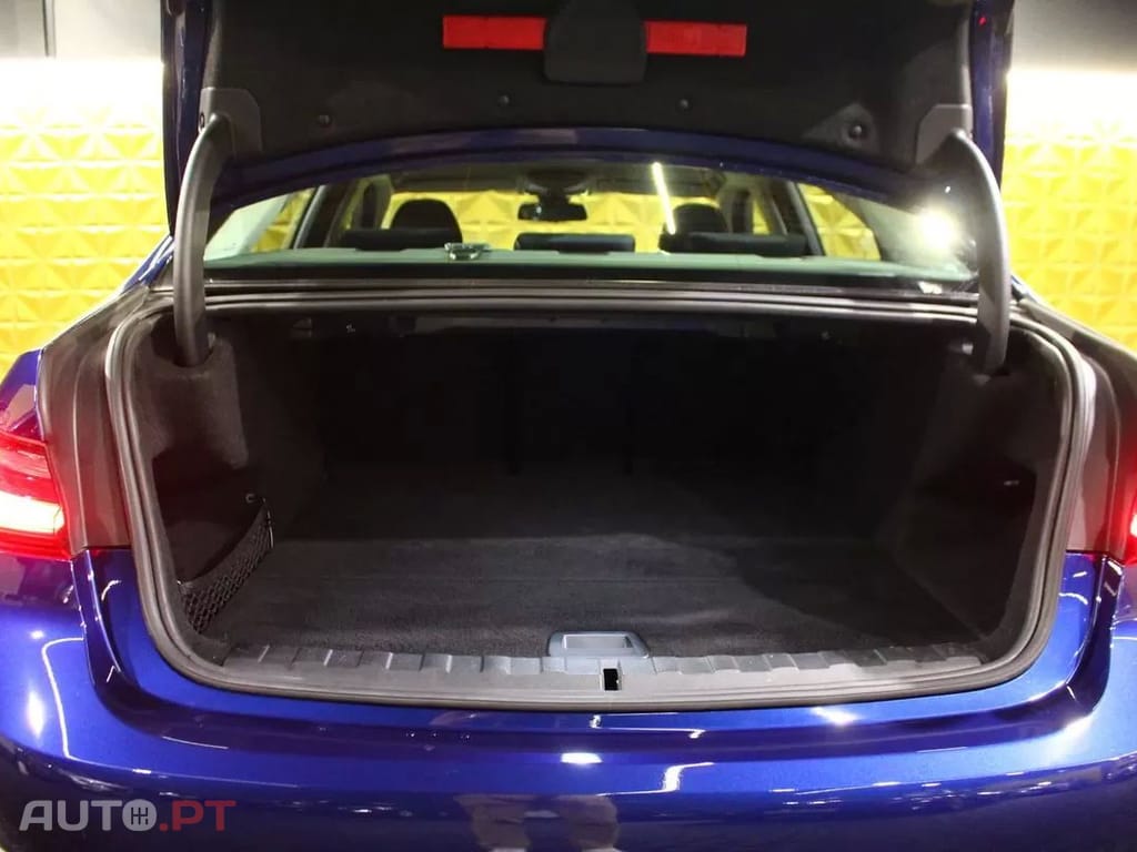 BMW 330 e Line Luxury Auto