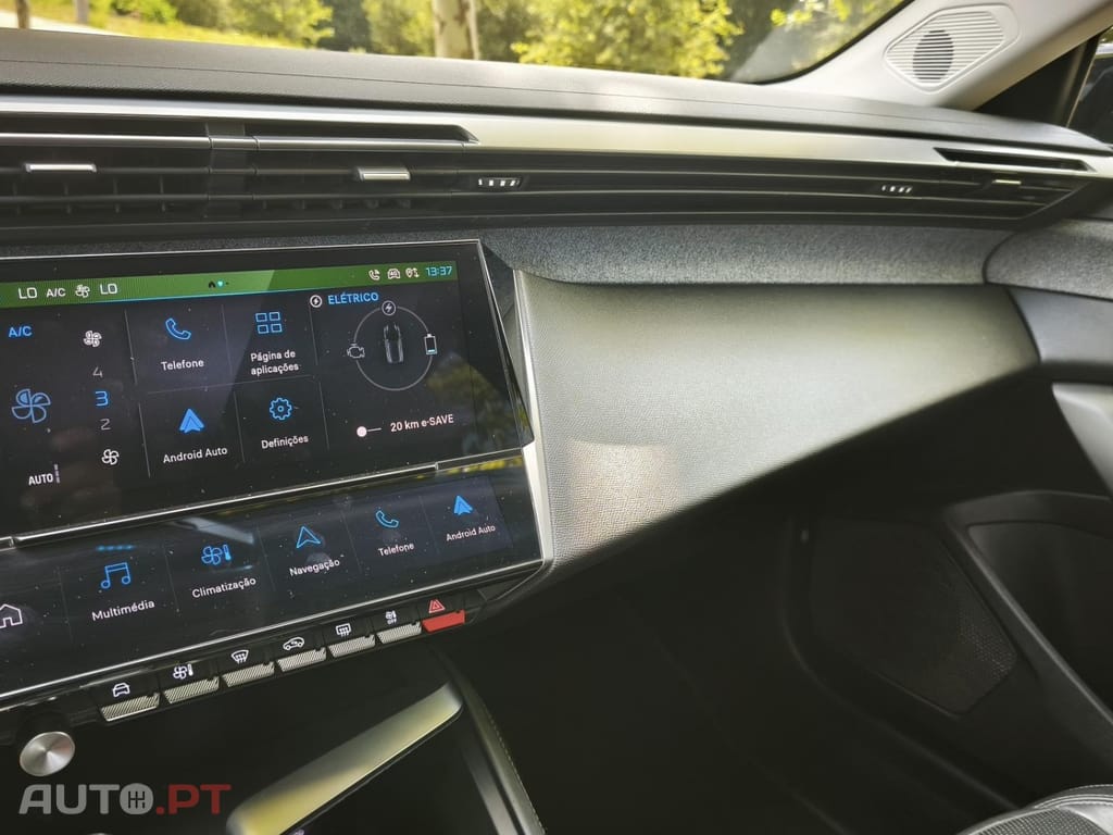 Peugeot 308 1.6 Hybrid Allure Pack e-EAT8 — fotografia 28
