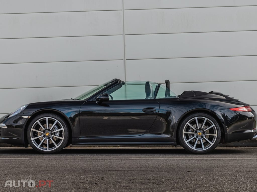Porsche 911 Carrera 4 Cabriolet PDK Black Edition