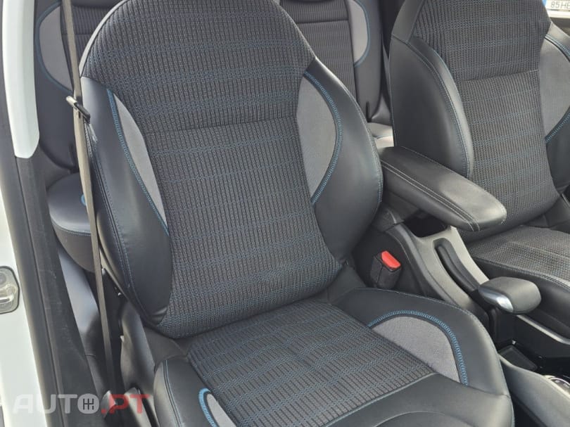 Peugeot 2008 1.2 PureTech Allure — fotografia 16