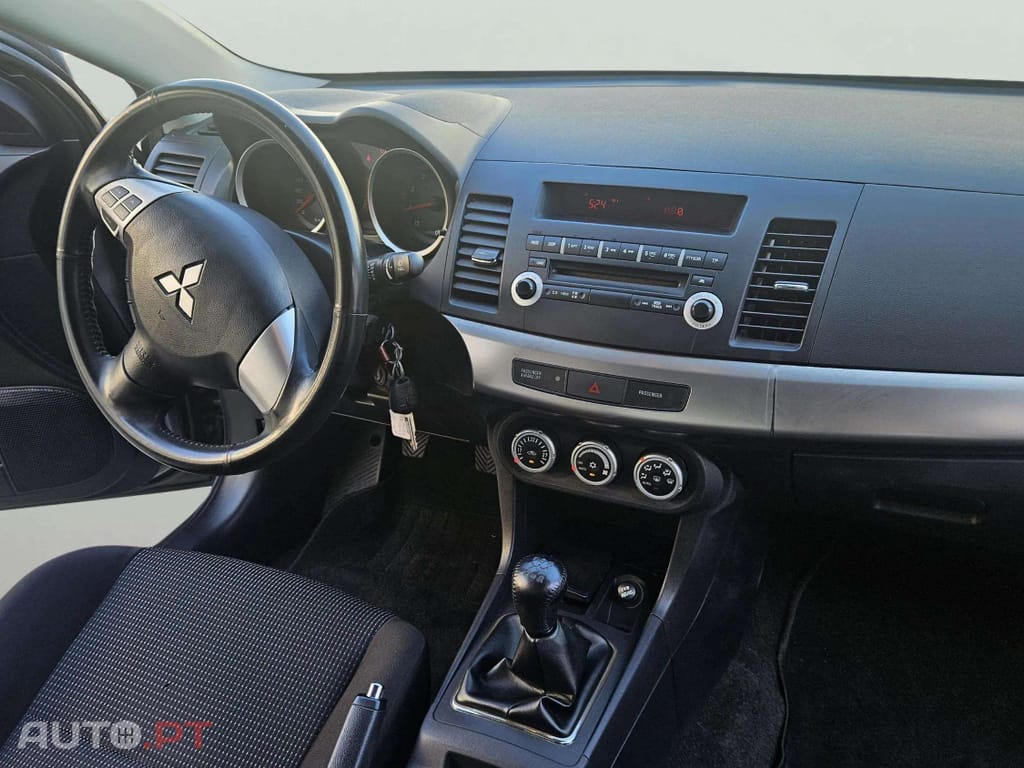 Mitsubishi Lancer 1.5 Invite