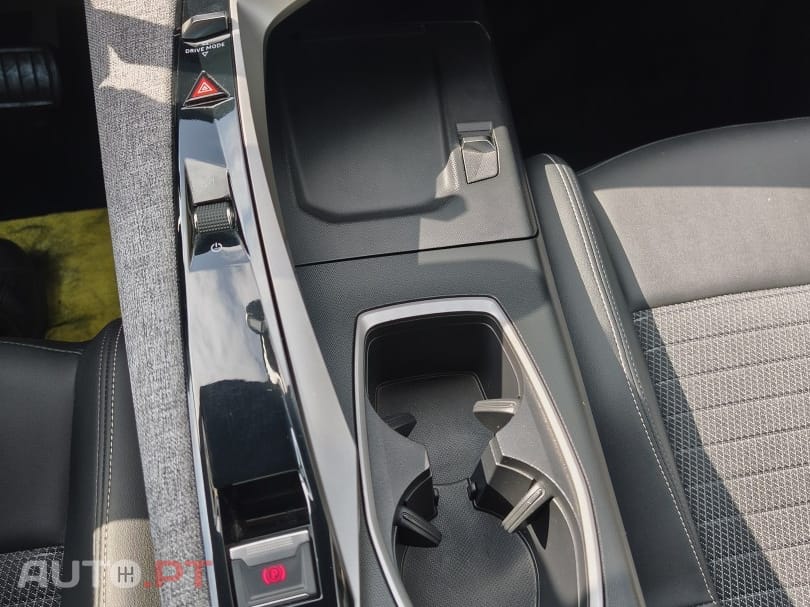 Peugeot 3008 1.2 Hybrid Allure e-DCS6