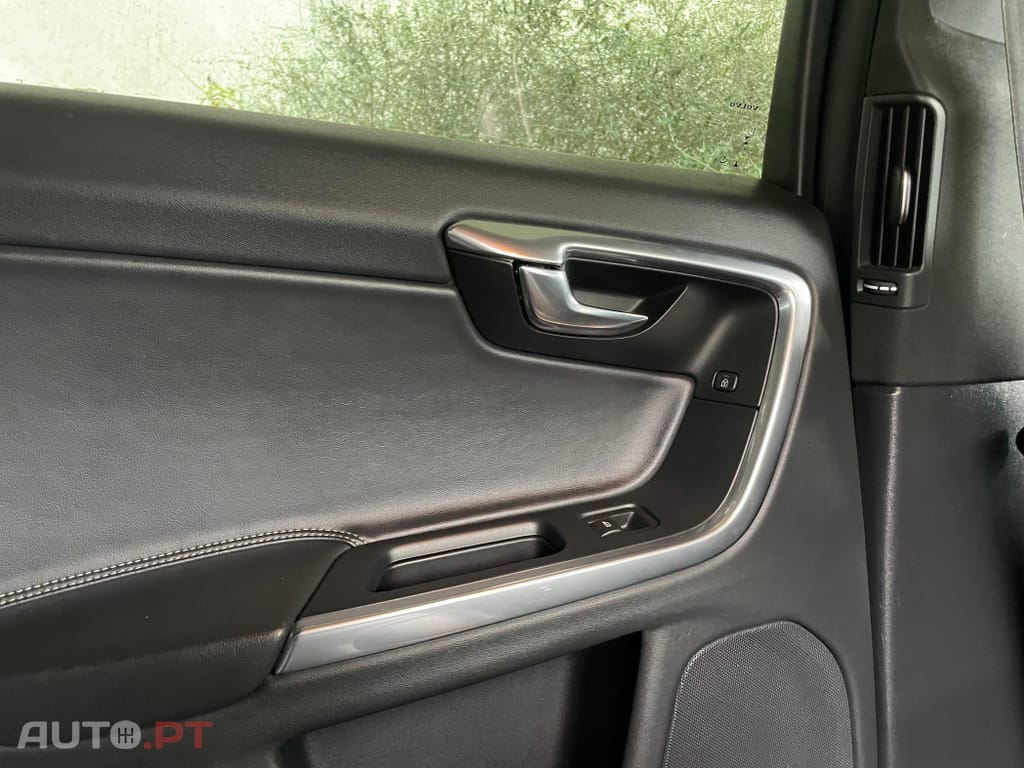 Volvo V60 2.4 D6 R-Design Momentum AWD Phev