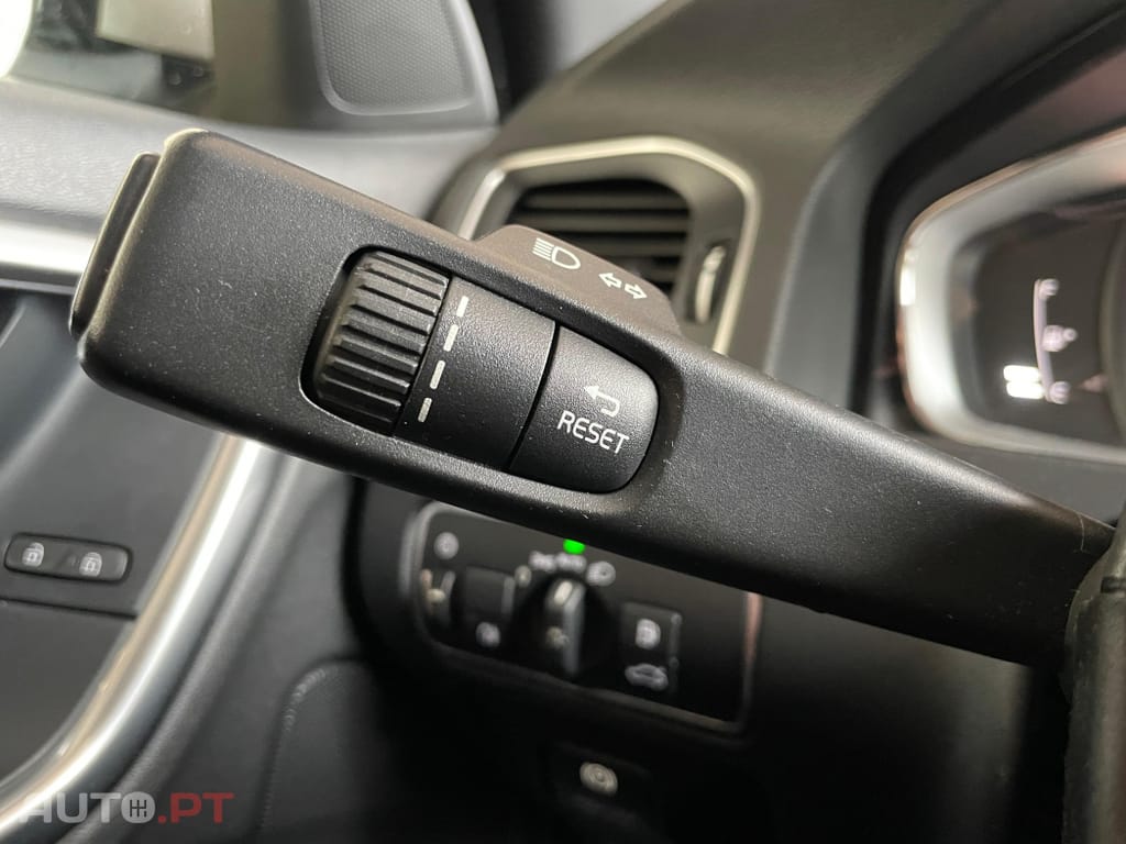 Volvo V60 2.4 D6 R-Design Momentum AWD Phev