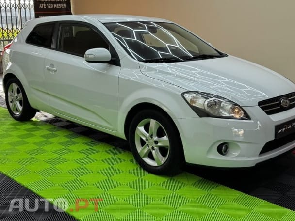 Kia Ceed S Coupé 1.4 CVVT EX ISG — fotografia 3