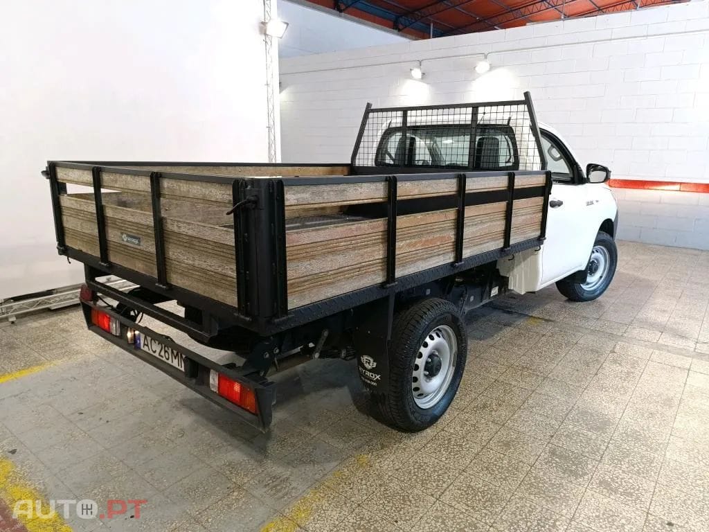 Toyota Hilux 2.4 D-4D 2WD CE